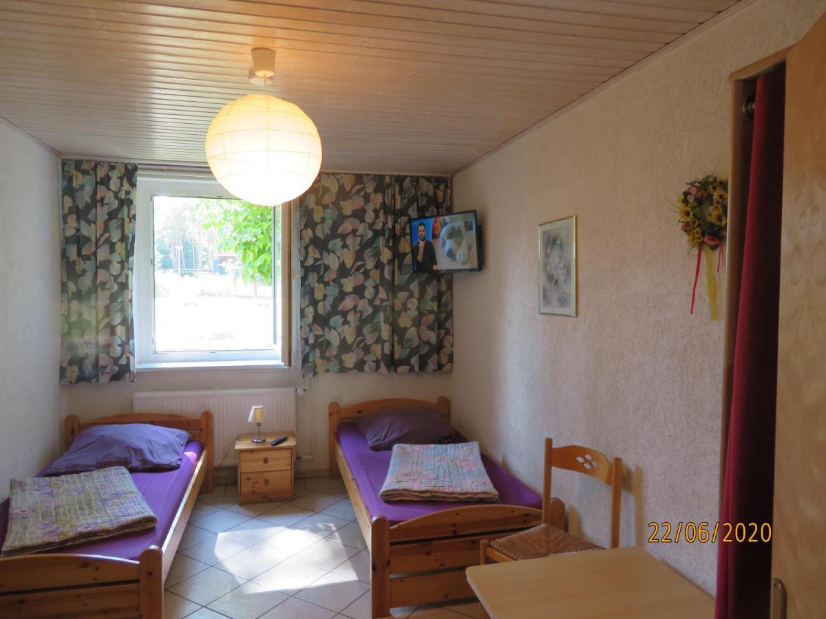 Hostel Waldhaus Am Ferienpark Mirow -Zimmer Du Wc ภายนอก รูปภาพ